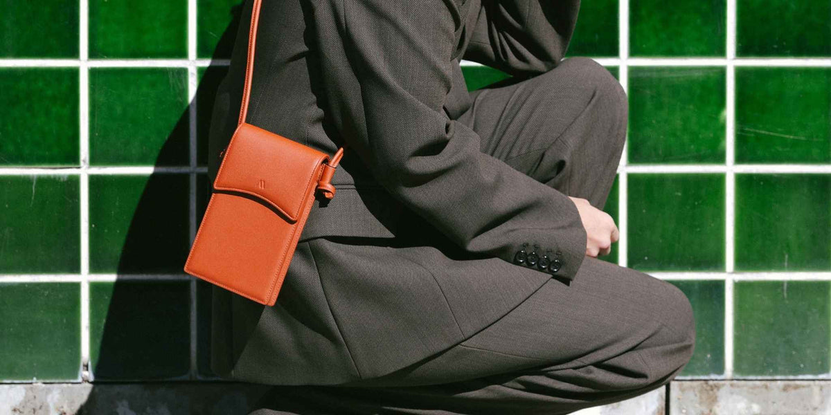 KAAI Arch Smartphone Pouch ブラック Arch Smartphone Pouch - black – Kaai Bags | North America
